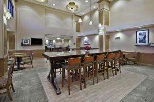 una grande sala da pranzo con un grande tavolo e sedie di Hampton Inn & Suites Plattsburgh a Plattsburgh