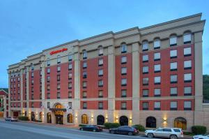 een hotelgebouw met auto's die ervoor geparkeerd staan bij Hampton Inn Pikeville in Pikeville