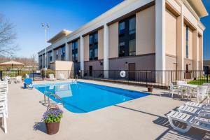 uma piscina em frente a um edifício em Hampton Inn Parkersburg/Mineral Wells em Mineralwells