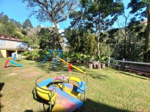 um grupo de equipamentos de recreio num parque em Pousada Green Garden em Engenheiro Paulo de Frontin