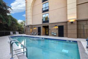 a swimming pool in front of a building at Hampton Inn & Suites Pensacola/Gulf Breeze in Gulf Breeze