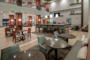 Лаундж или бар в Hampton Inn & Suites Pensacola/I-10 Pine Forest Road