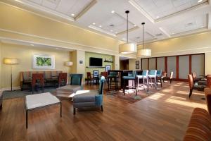 una sala d'attesa con tavolo e sedie di Hampton Inn & Suites Pensacola/Gulf Breeze a Gulf Breeze