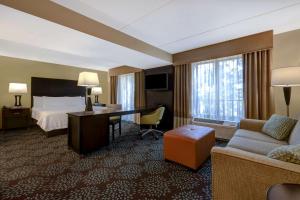 Pokój hotelowy z łóżkiem i biurkiem w obiekcie Hampton Inn & Suites Pensacola/Gulf Breeze w mieście Gulf Breeze