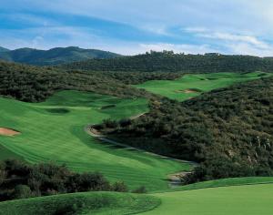 una vista aérea de un campo de golf con montañas en el fondo en Hampton Inn & Suites Prescott Valley, en Prescott Valley