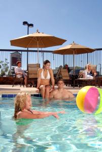 un grupo de personas jugando en una piscina en Hampton Inn & Suites Prescott Valley, en Prescott Valley