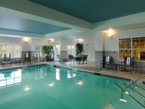 una gran piscina con mesas y sillas en Homewood Suites by Hilton Dover - Rockaway, en Dover