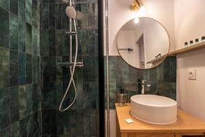 Koupelna v ubytování Le Sable Doré - Piscine et parking