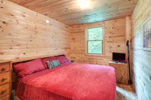 מיטה או מיטות בחדר ב-Secluded Harmony Cabin with Deck, Dock, Boats!