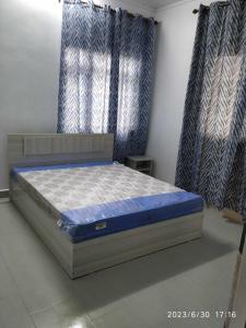 A 7 Villa في Quartier Militaire: سرير في غرفة مع ستائر ومرتبة