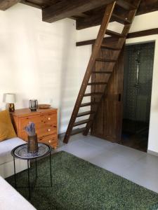 sala de estar con escalera y mesa en Kistücsök Vendégház Óbánya, en Óbánya