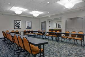 una sala de conferencias con mesa y sillas en Hampton Inn Bath - Brunswick Area , ME, en Bath