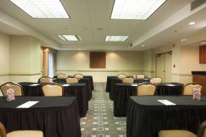 una sala de conferencias con mesas y sillas. en Hampton Inn Pennsville, en Pennsville