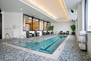 波特蘭的住宿－波特蘭市中心海濱希爾頓花園酒店，在酒店房间的一个大型游泳池