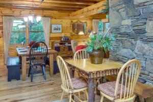 Um restaurante ou outro lugar para comer em Secluded Rustic Cabin Next to South Toe River!