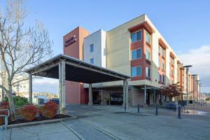 un aparcamiento vacío frente a un edificio en Hampton Inn & Suites Bremerton, en Bremerton