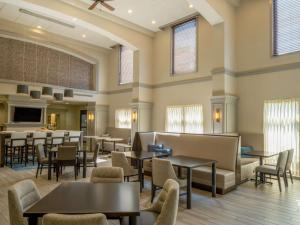 TV a/nebo společenská místnost v ubytování Hampton Inn Raynham-Taunton