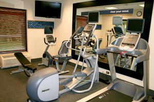 Fitness centrum a/nebo fitness zařízení v ubytování Hampton Inn Raynham-Taunton