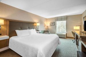 Postel nebo postele na pokoji v ubytování Hampton Inn Raynham-Taunton