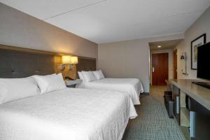 Postel nebo postele na pokoji v ubytování Hampton Inn Raynham-Taunton