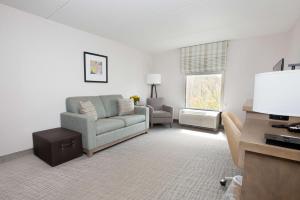 Posezení v ubytování Hampton Inn Raynham-Taunton