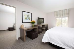 TV a/nebo společenská místnost v ubytování Hampton Inn Raynham-Taunton
