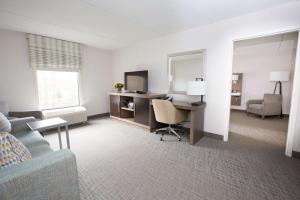 TV a/nebo společenská místnost v ubytování Hampton Inn Raynham-Taunton