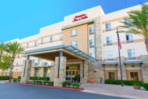 - un service de rendu des suites hampton inn anaheim dans l'établissement Hampton Inn & Suites Riverside/Corona East, à Riverside