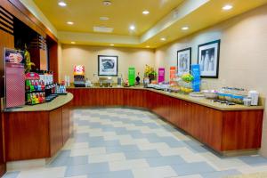 lobby sklepu z kasą w obiekcie Hampton Inn & Suites Riverside/Corona East w mieście Riverside