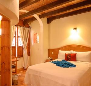 een slaapkamer met een groot wit bed in een kamer bij HOTEL PROVINCIA in San Cristóbal de Las Casas