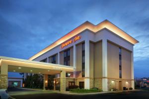 um hotel com uma placa na frente em Hampton Inn Rehoboth Beach em Rehoboth Beach