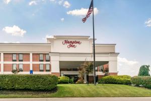 un edificio con una bandera americana delante de él en Hampton Inn Richmond KY en Richmond