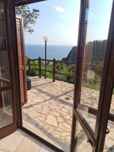 a view of the ocean through a glass door at Un Tuffo nel Blu in Sperlonga