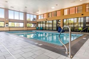 里奇蒙的住宿－肯塔基州里士滿漢普頓酒店，一座带窗户的大型建筑中的游泳池