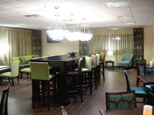 里奇蒙的住宿－肯塔基州里士滿漢普頓酒店，一间带桌椅的用餐室
