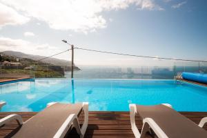 una gran piscina con vistas al agua en Sea View Villa Mar Lindo nr Ponta do Sol, en Ponta do Sol