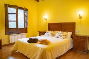 a bedroom with a bed with two towels on it at Apartamentos La Güertona in Sardalla