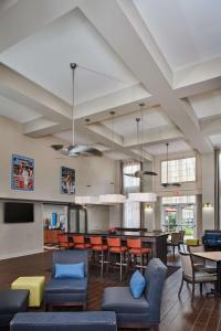 Habitación grande con comedor y mesa. en Hampton Inn & Suites Chapel Hill/Durham, en Chapel Hill