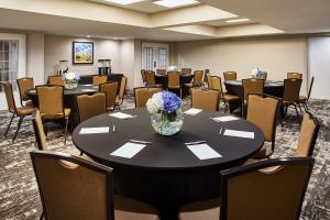 una sala de conferencias con mesas y sillas con flores. en Hampton Inn & Suites Chapel Hill/Durham en Chapel Hill