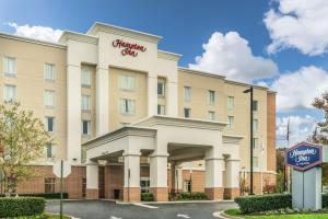 une représentation de l'avant d'un hôtel dans l'établissement Hampton Inn Richmond - Airport, à Sandston