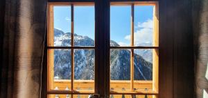 Vista generica sulle montagne o vista sulle montagne dall'interno della locanda