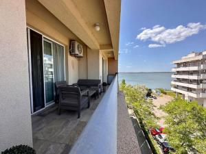 - deux photos d'un balcon avec vue sur l'océan dans l'établissement Apartament Sianna, à Mamaia