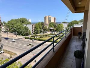 un balcon avec vue sur une rue de la ville dans l'établissement Apartament Sianna, à Mamaia