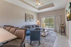 een woonkamer met een bank en een tafel bij Modern Luxury Retreat in Kissimmee