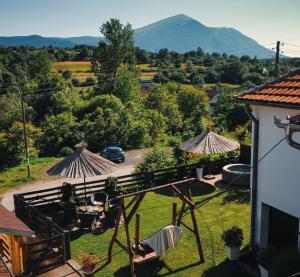 una vista aérea de un patio con sombrillas en Rtanjski konak, en Boljevac
