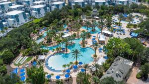 een luchtfoto van het zwembad van het resort bij Modern Luxury Retreat in Kissimmee