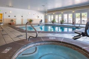 uma grande piscina interior num hotel em Hampton Inn Richfield em Richfield