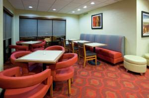 Posezení v ubytování Hampton Inn Rockford