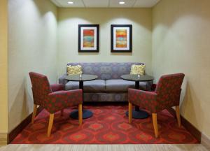 Posezení v ubytování Hampton Inn Rockford