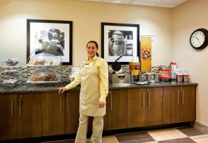 Členové personálu v ubytování Hampton Inn Rockford